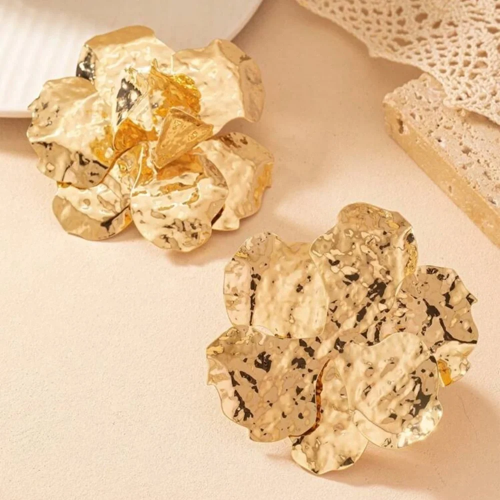 Flower statement earrings beautiful elegant 🤩✨✨ with beautiful gift box …